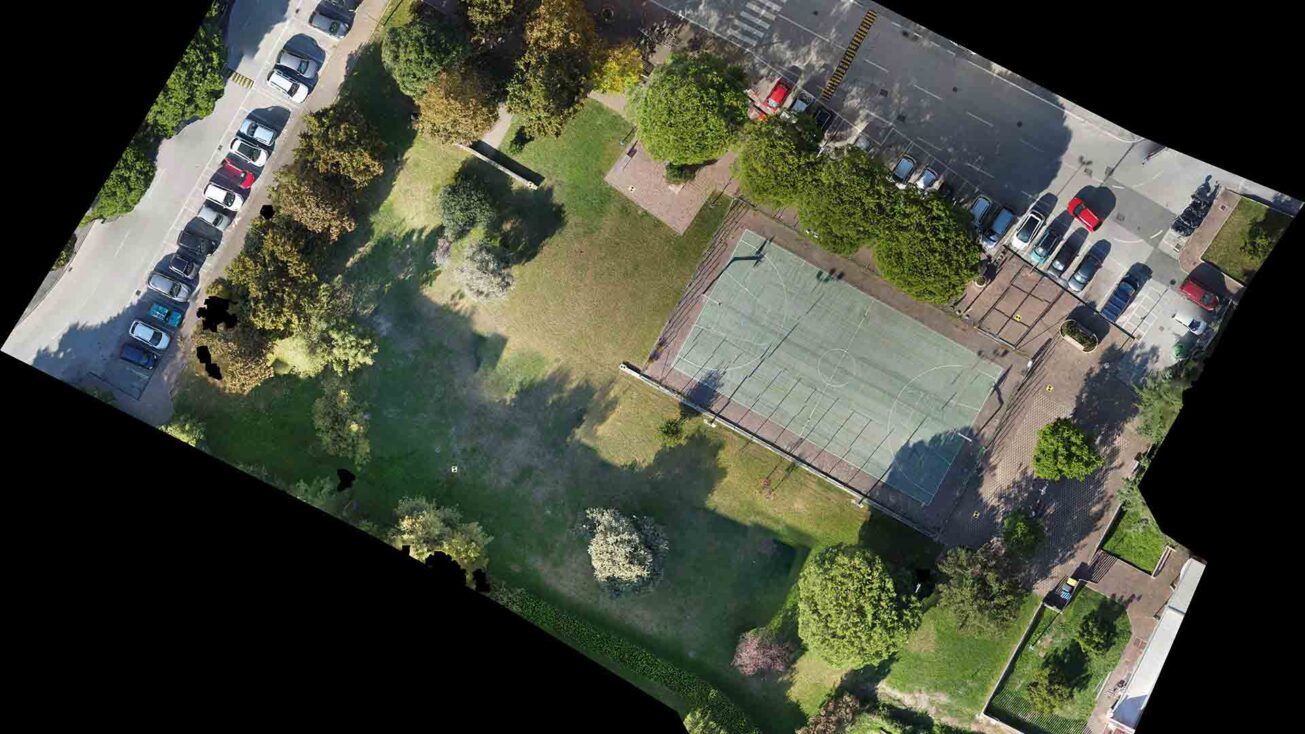 Ortofoto di un terreno con campo da basket